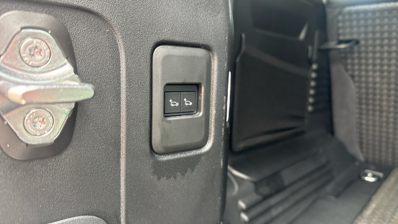 Land Rover Defender 2.0 D200 SE 110 5dr Auto Diesel Estate